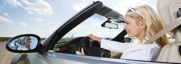 vrouw heeft veel plezier met haar auto