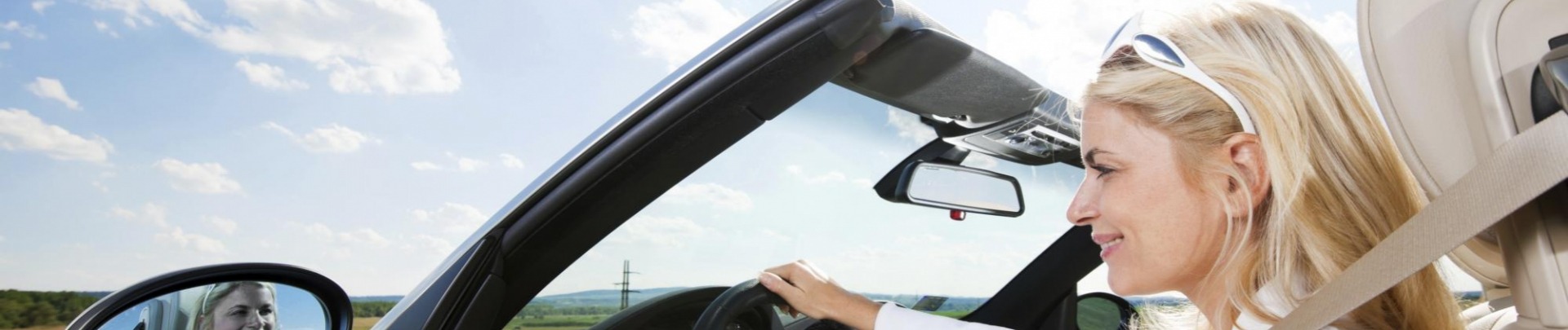 vrouw heeft veel plezier met haar auto